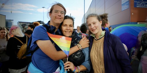 Folkfest när prideparaden tågade genom Kalmar