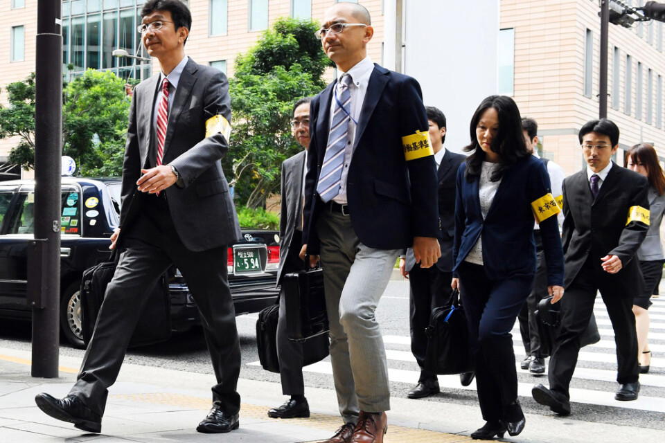 Inspektörer på väg in på en reklambyrå i Tokyo efter ett uppmärksammat självmord 2016. Det fallet, liksom många andra i Japan, ansågs bero på att folk pressas för hårt i arbetslivet.