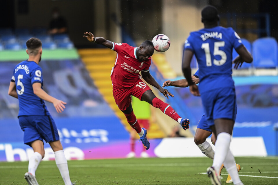 Sadio Mané nickar till och gör sitt första av två mål i 2–0-segern över Chelsea.