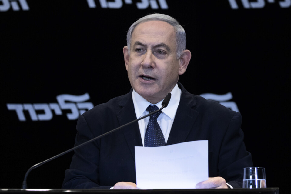 Israels premiärminister Benjamin Netanyahu söker parlamentarisk immunitet för att försöka undvika en rättegång om korruptionsanklagelser.