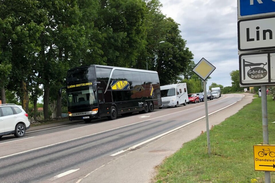 Vid 13:30-tiden, cirka en timme före ordinarie avsparkstid på Guldfågeln Arena, befann sig AIK:s spelarbuss i Glömminge.