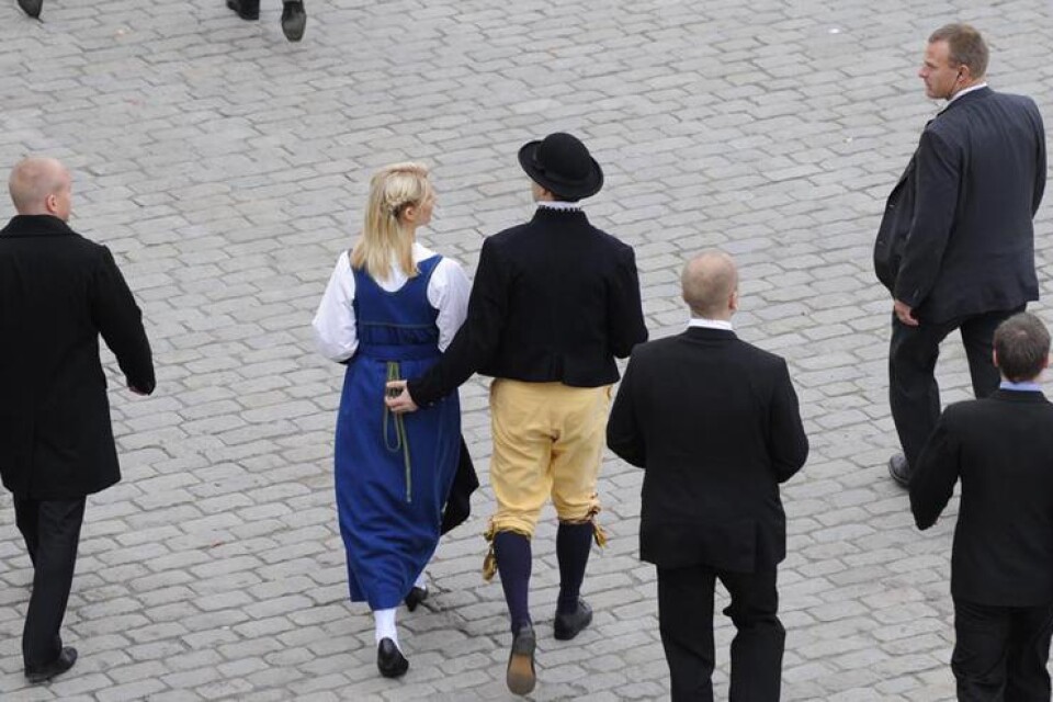 Riksdagsledamöter för Sverigedemokraterna lämnar Storkyrkans gudstjänst inför riksdagens öppnande på tisdagen, sedan biskop i sin predikan talade om rasism och främlingsfientlighet. Partiets ordförande Jimmie Åkesson bär folkdräkt med gula byxor och hatt.