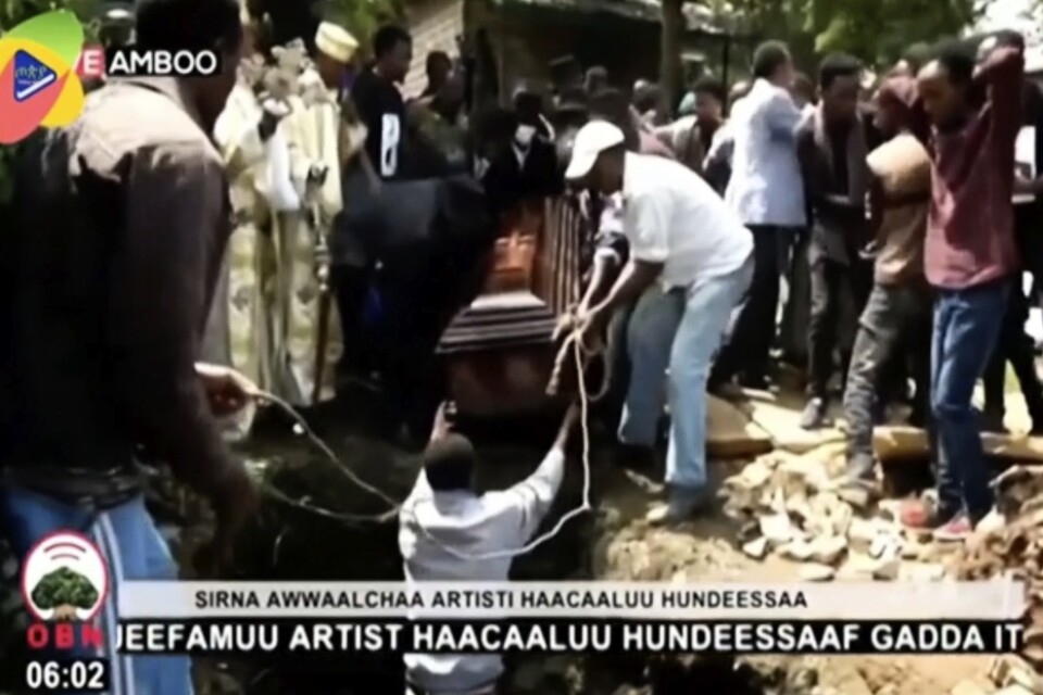 Kistan med den mördade etiopiske artisten Hachalu Hundessa sänks under ett stort säkerhetspådrag på torsdagen.