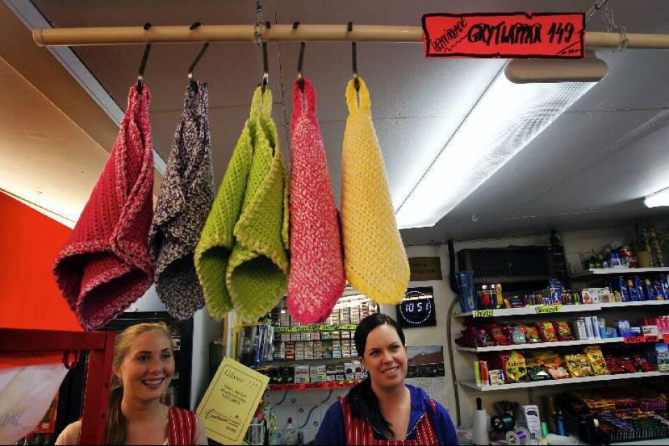 Johanna Henriksson och Caroline Berg jobbar i sommarbutiken i Beddingestrand. På sommaren är det full rush i butiken.