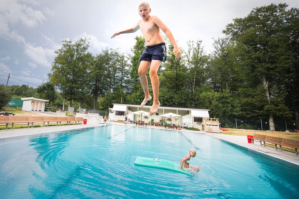 Helmer Järletoft njuter av sommarens sista dagar på Torsebrobadet.