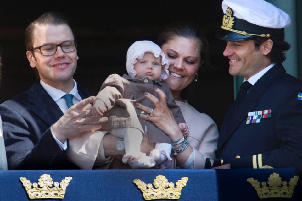 Prins Daniel och kronprinsessan Victoria visade upp prinsessan Estelle för första gången från balkongen på Stockholms slott under kung Carl XVI Gustafs 66-årsdag på valborgsmässoafton 2012. Foto:Jonas Ekströmer/Scanpix
