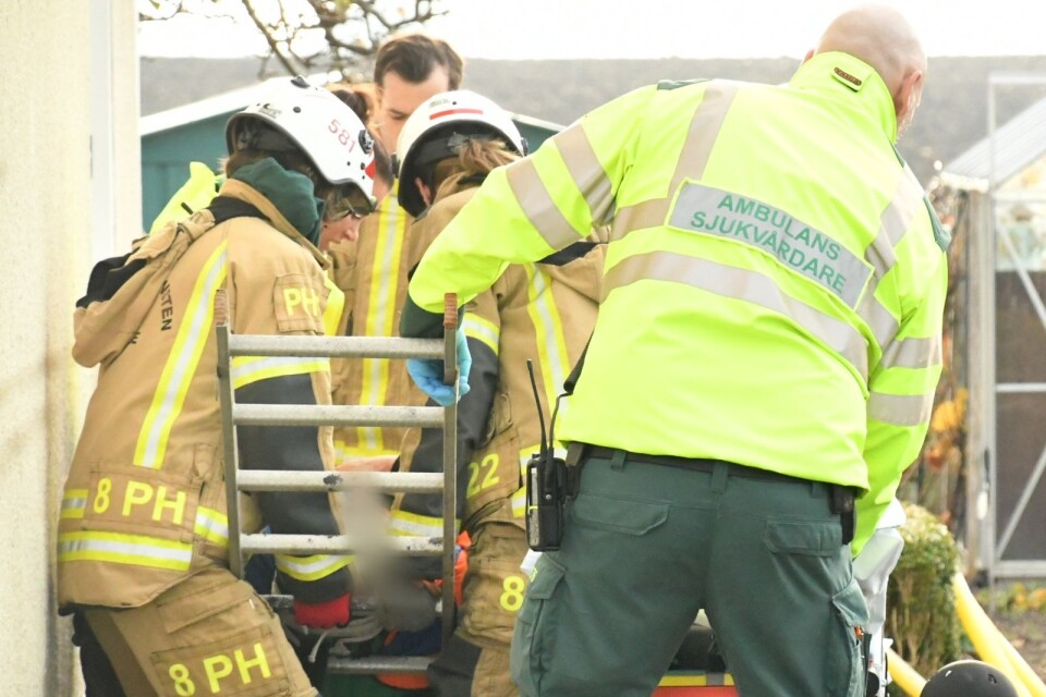 Räddningstjänsten fick hjälpa mannen upp ur gropen.