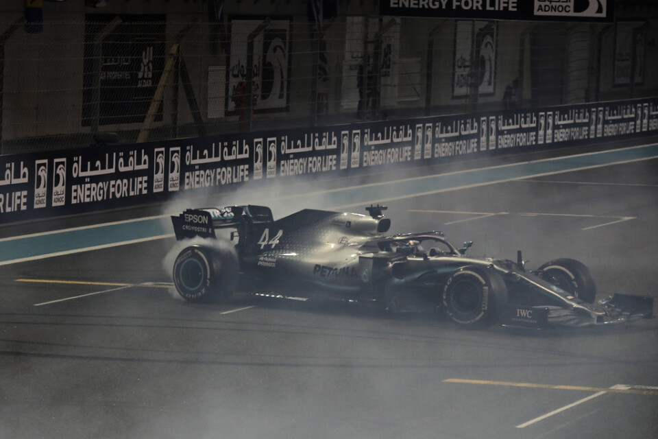 Lewis Hamilton spinner runt i sin Mercedes för att fira sin seger i Abu Dhabi.
