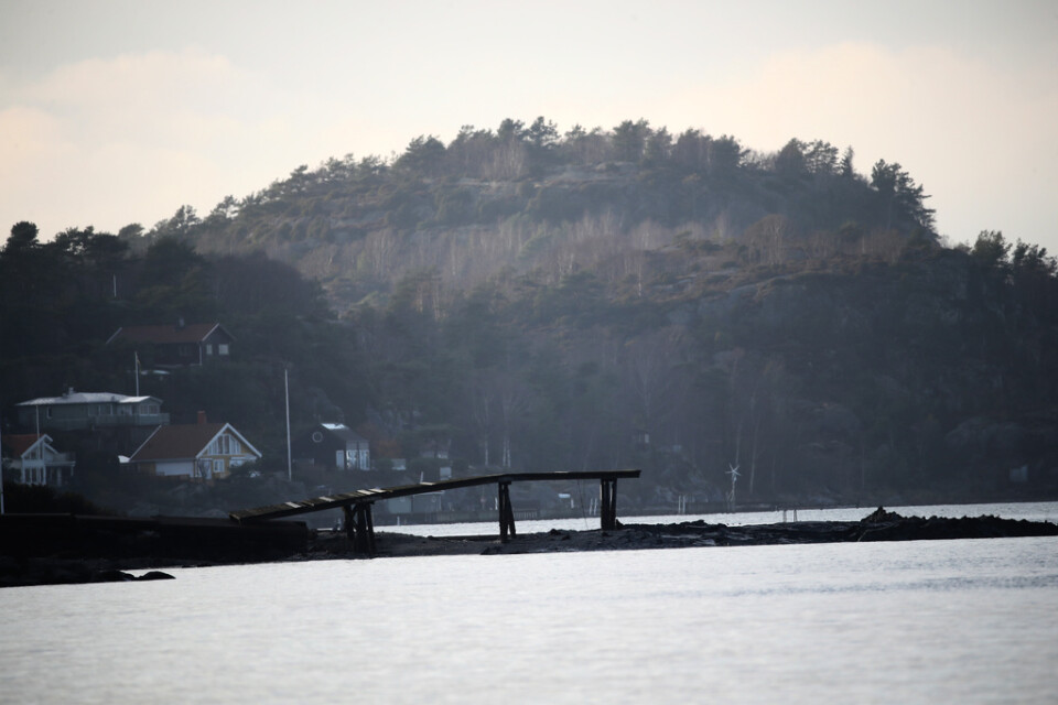 Ett större jordskred har inträffat norr om Lökeberg i Kungälv. Jord- och lermassor har glidit ner i havet och bland annat skadat en mindre byggnad.
