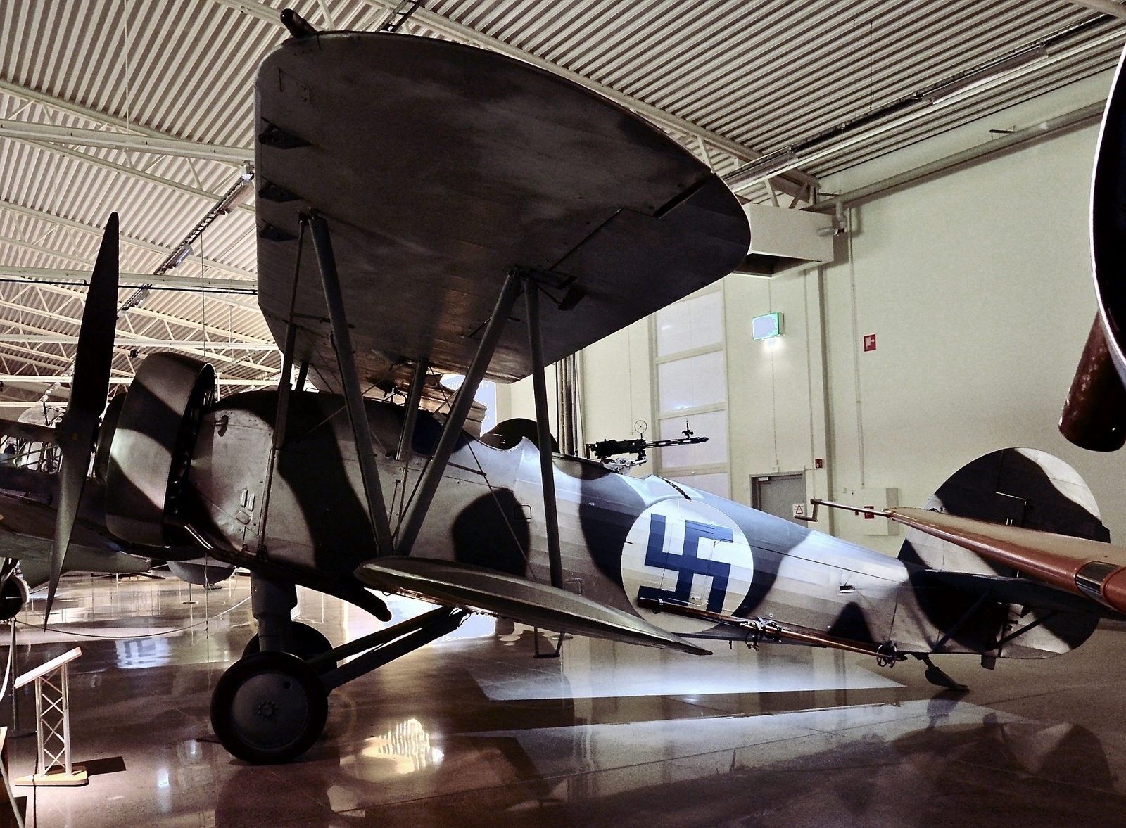 När Sovjetunionen anföll Finland 1939 sattes den svenska frivilligflottiljen F 19 upp i Finland. Flygvapenmuseums J 8 Gloster Gladiator har fortfarande kvar den finländska nationalitetsmärkningen.