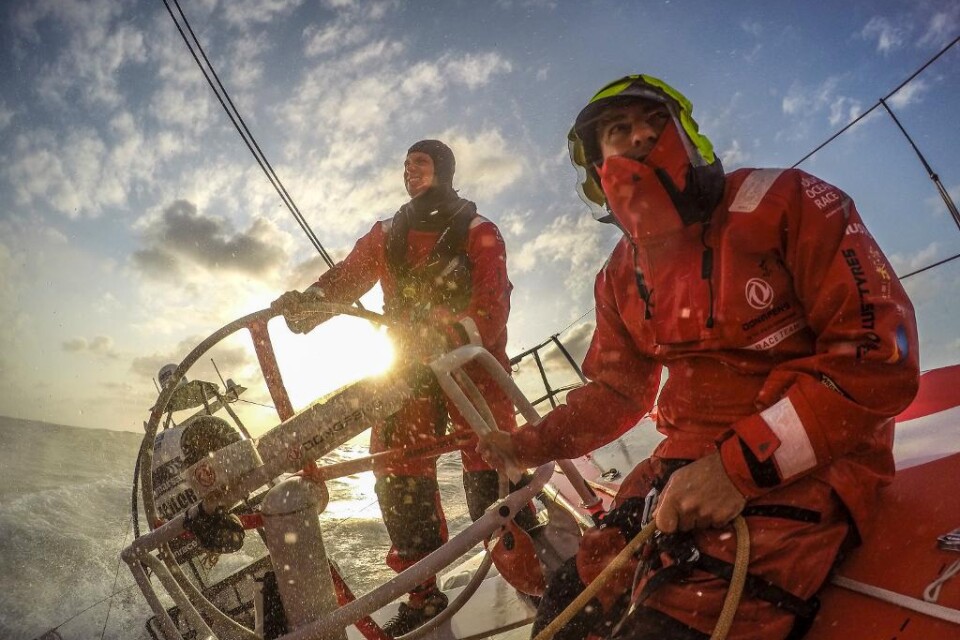 Cyklonen Pam tvingar arrangörerna av jordenruntseglingen Ocean Race att skjuta upp starten av den femte etappen, mellan Nya Zeeland och Brasilien. Vind på upp emot 200 kilometer i timmen väntas i de närmaste dagarna. Starten av etappen skulle ha inletts