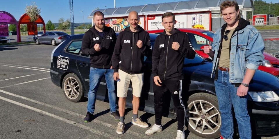 Johan Mod, Johan Persson och Christopfer Vigren tillsammans med sin tränare Tobias Karlsson.