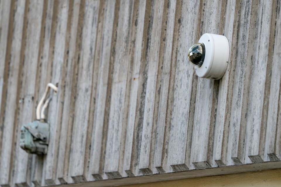 Övervakningskamera vid Gamlegårdens centrum. Kommunen vill ha mer kameraövervakning där, kanske även på Österäng.