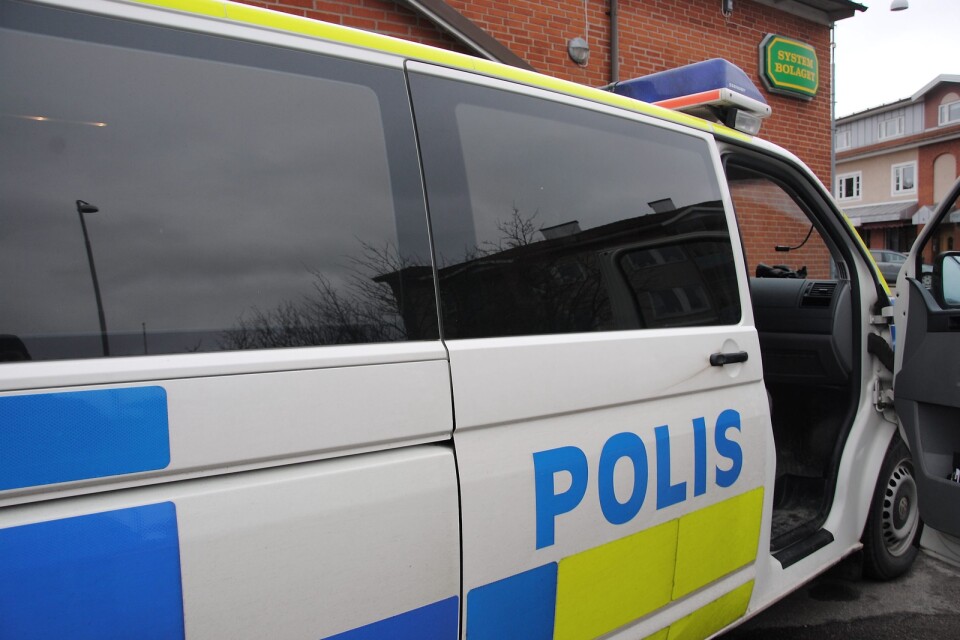 Polisen var i Osby och kontrollerade trafikanter vid Systembolaget.