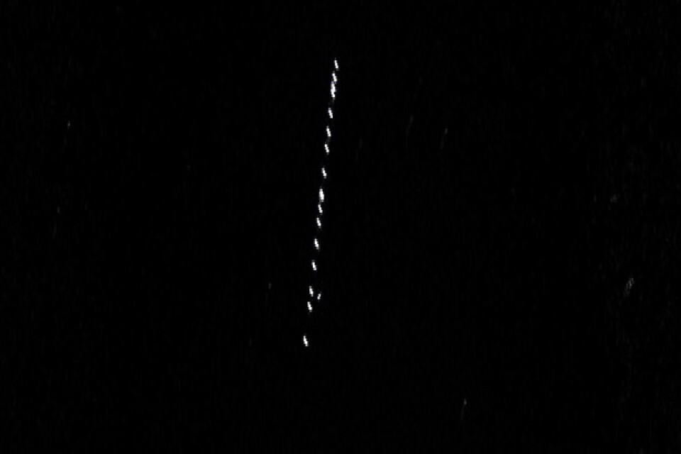 De nyligen uppskjutna Space X Starlink-satelliterna fotograferade med en mobiltelefon när de rörde sig över Uppsala den 15 augusti 2022 strax före klockan halv två på natten.