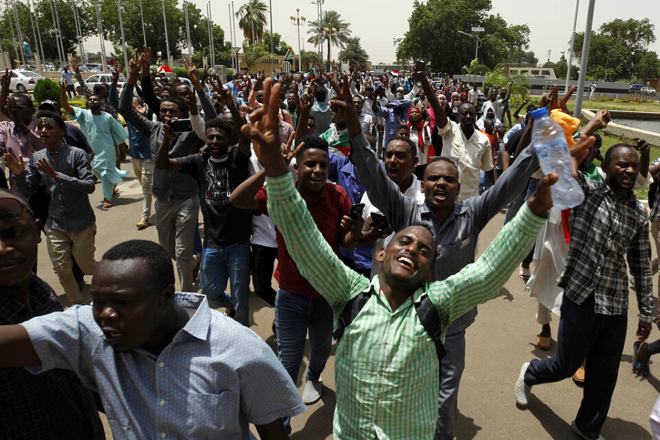 Sudaneser firar på gatan i Khartum efter undertecknandet av ett tidigare avtal om maktdelning mellan militären och proteströrelsen.