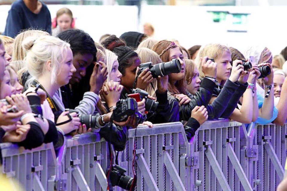 Flickorna trängdes med sina kameror för att få en idolbild av Ulrik Munther.