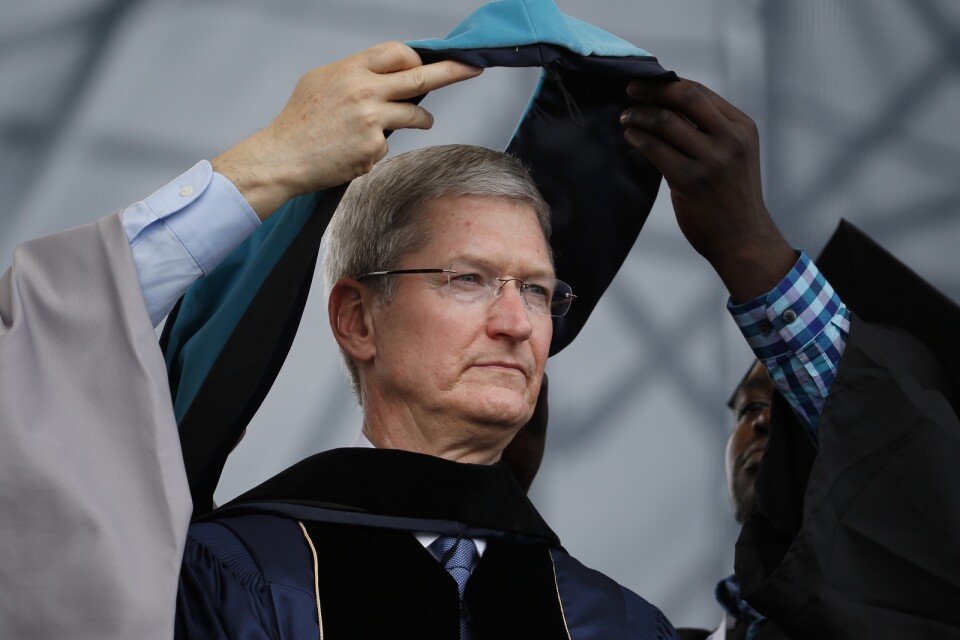 Apples vd Tim Cook tar emot utnämningen som hedersdoktor på George Wasington-universitetet, år 2015. Arkivbild.