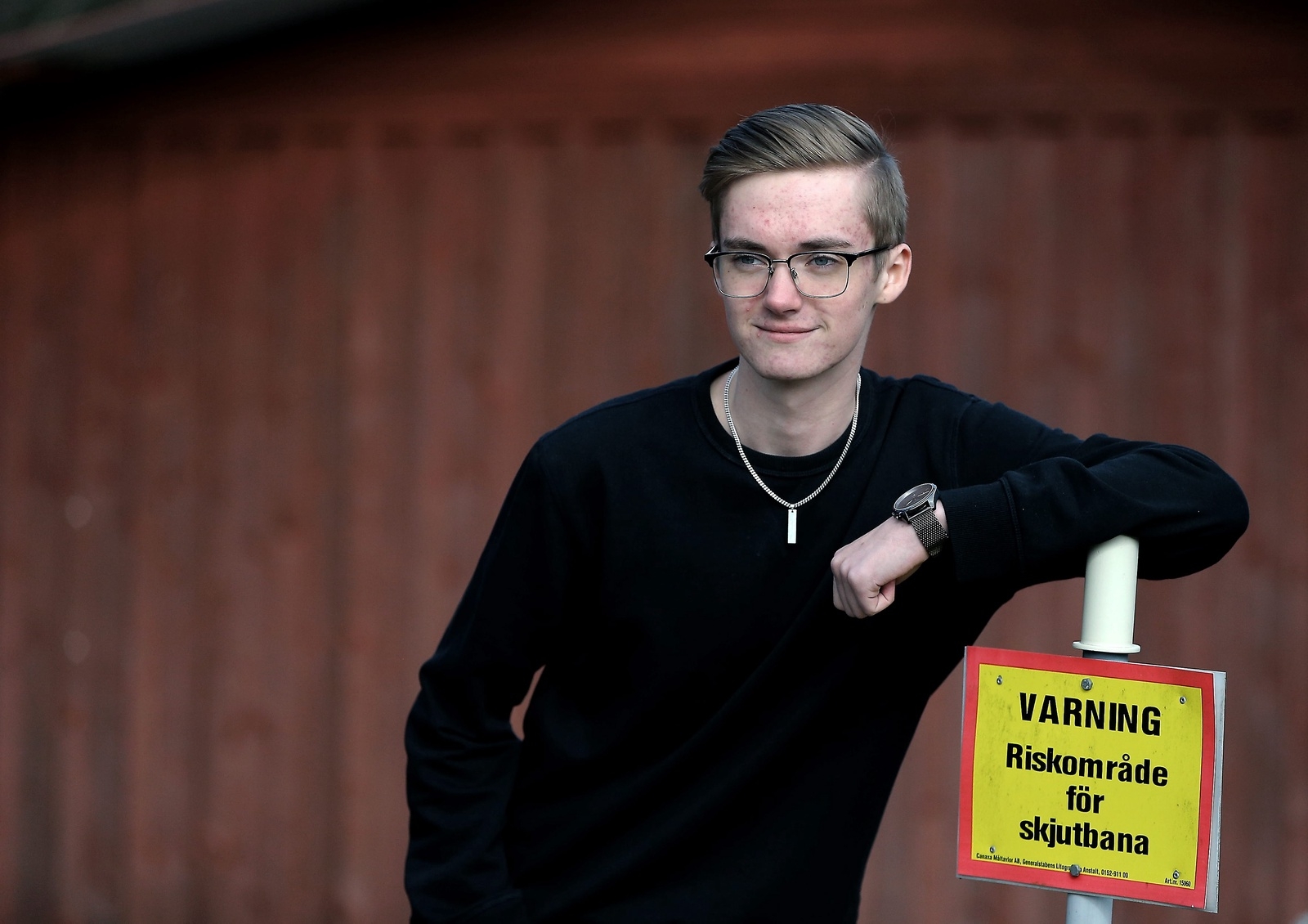 Varning för Sveriges bästa junior! Lönsboda PSK:s Isac Ahlqvist har sin skyttevardag i Sävsjö men det är i Lönsboda han har lagt grunden till framgångarna.                      Foto: Stefan Sandström