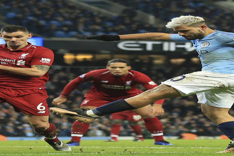 Sergio Agüero, här i blå tröja under en match mot serietvåan Liverpool, kan vinna Premier League igen. Arkivbild.