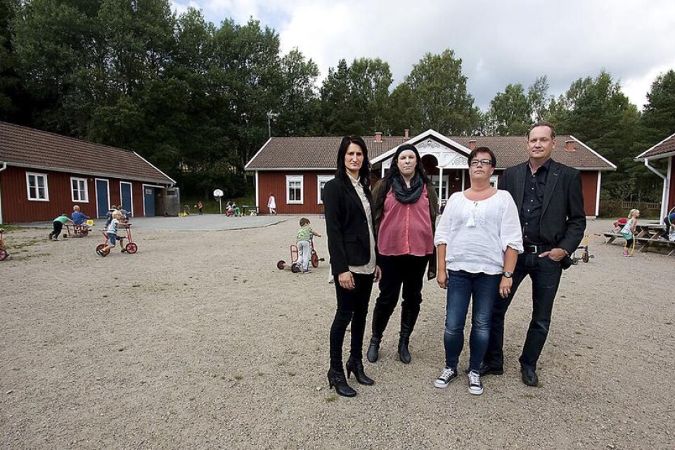 Petra Berg, Johanna Wallfors, Marie Mårtensson och Anders Selfors kämpar mot tankarna om att lägga ner Mjöbäcks skola.