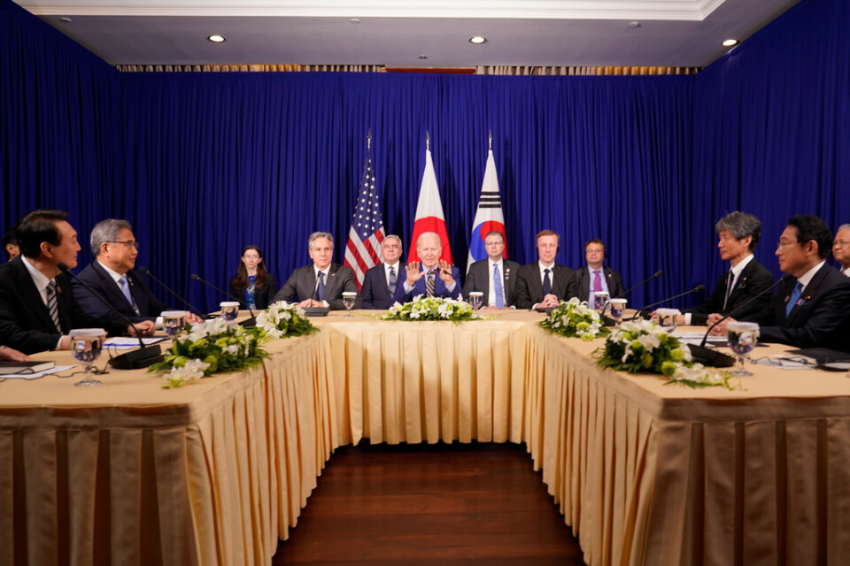 USA:s president Joe Biden (i mitten), under mötet med Sydkoreas president Yoon Suk-Yeol (till vänster), och Japans premiärminister Fumio Kishida (till höger).