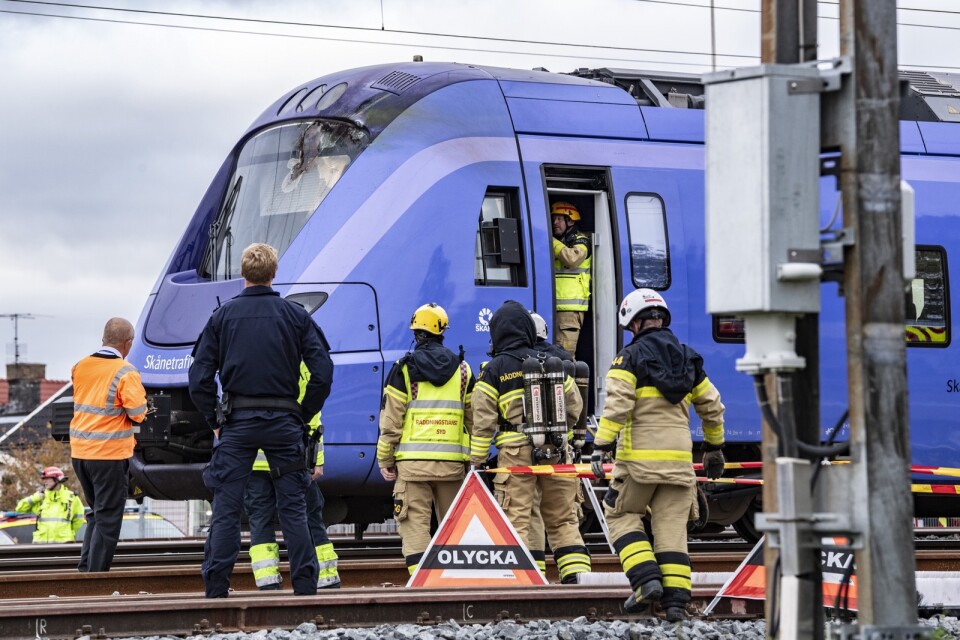 Polis, räddningstjänst och tågpersonal på plats vid det pågatåg som började brinna längst fram vid förarplatsen.
Foto: Johan Nilsson / TT