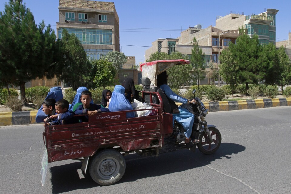 Afghanska kvinnor och barn på utflykt i Herat, kort innan talibanerna tog kontroll över den västafghanska staden.