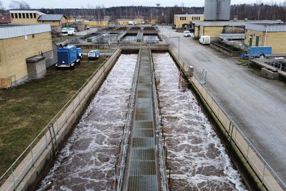 Ett kommunalt reningsverk med bassänger för rening av avloppsvatten Enköping.