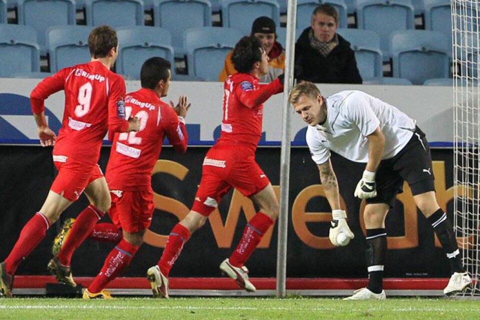 Daniel Mendes jublade över sitt sena segermål mot Malmö FF. Hans mål betyder nu att Malmö och Helsingborg står på samma poäng med tre omgångar kvar.