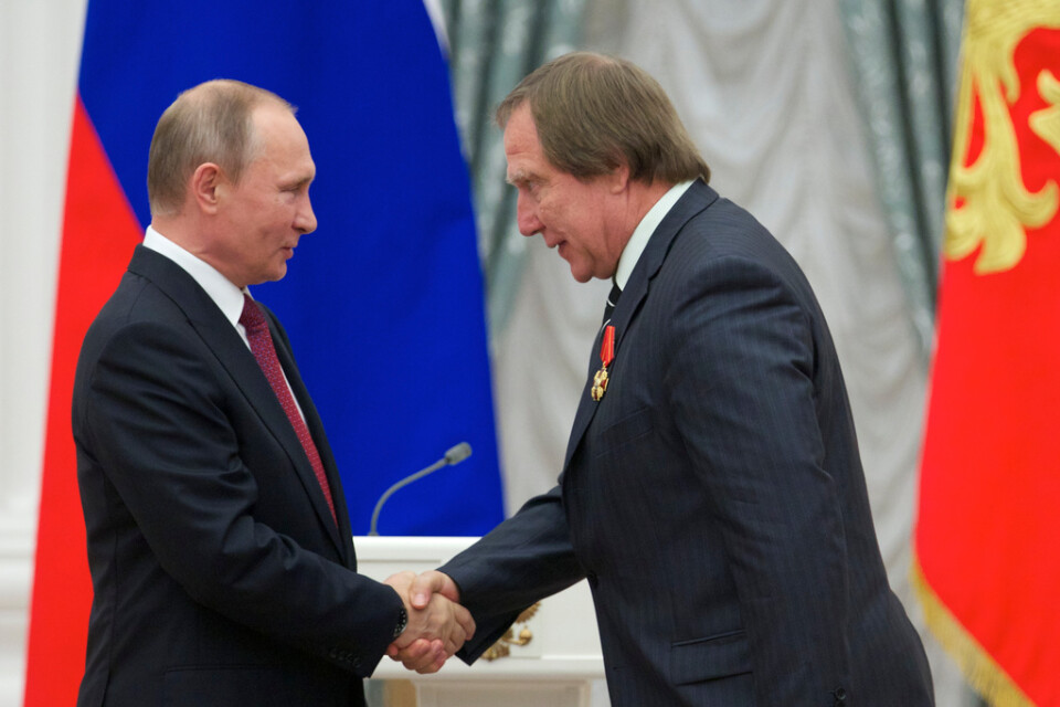 Vladimir Putin skakar hand med Sergej Roldugin i Kreml 2016.