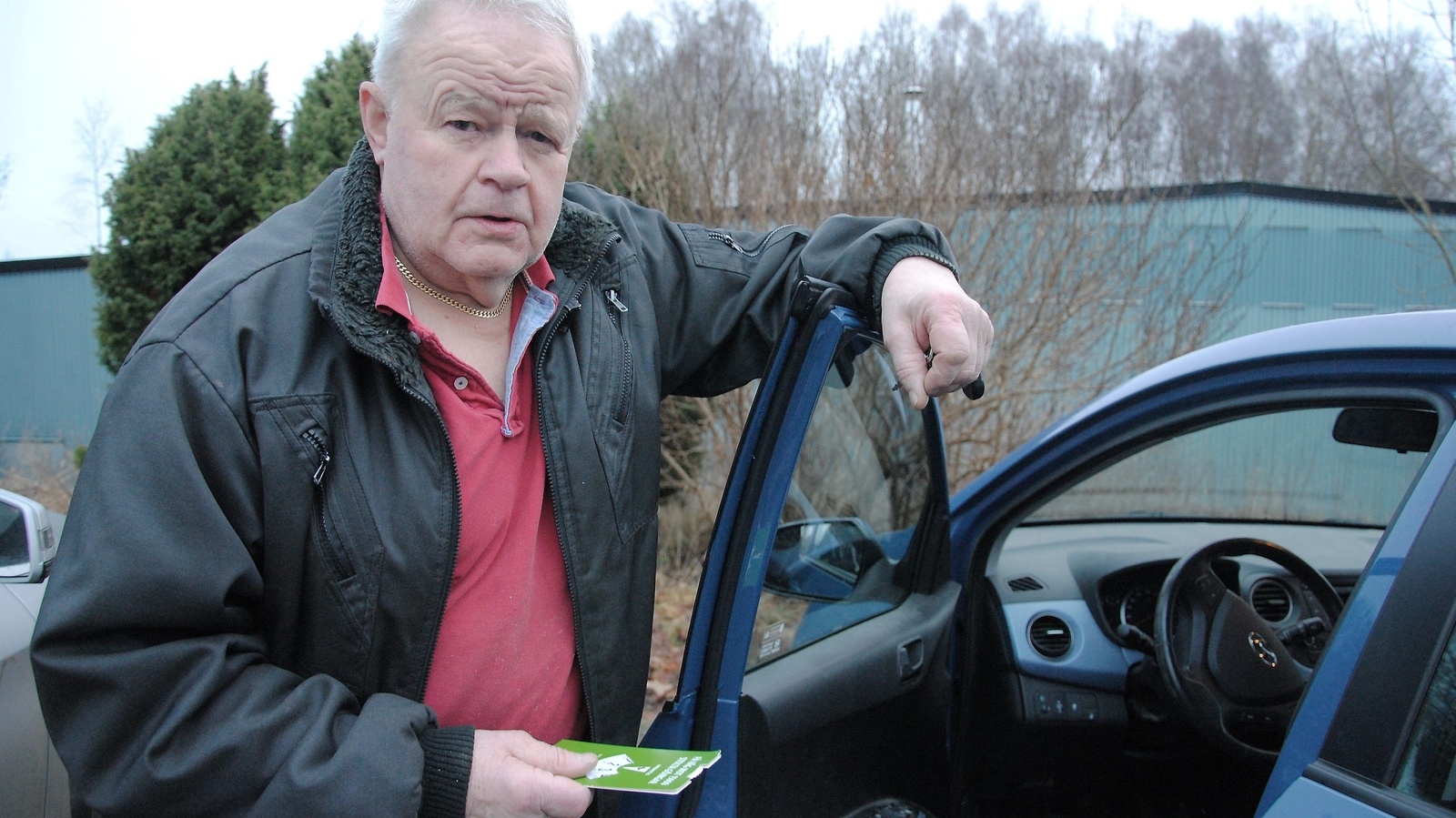Bengt Andersson, Östra Göinge med p-skiva, som han nu är noga med att lägga ut efter att ha fått parkeringsböter. 
                                                                                                                                                                                                   FOTO: MAJA ÖGREN ANDERSSON
