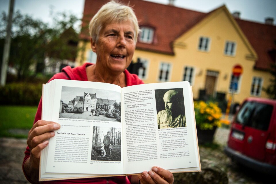 Från början hade Ulla Ekvall tänkt att skriva en bok om Åhus spelmän, men fastnade för Olof Anderssons gärning och betydelse. Kanske återupptar hon sin ursprungsidé i nästa bok.