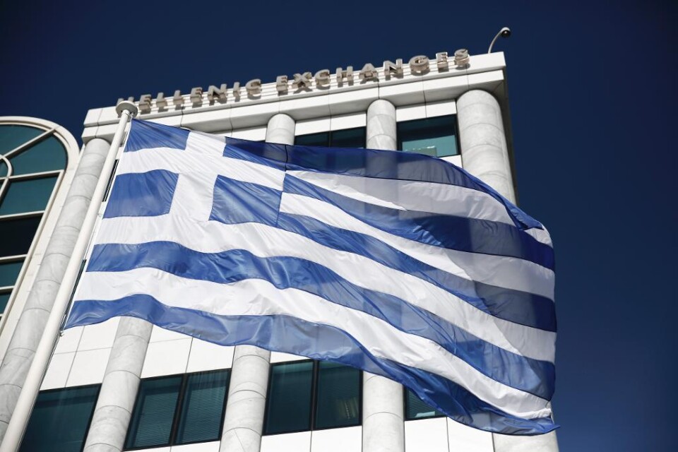 Risken för finansiell härdsmälta i Aten kvarstår. Miljardbelopp försvinner ur banksystemet varje dag, rapporterar Reuters med hänvisning till bankkällor. Trots krisläget har Atenbörsen vänt uppåt. -Utflödet fortsatte i veckan, situationen har försämrats