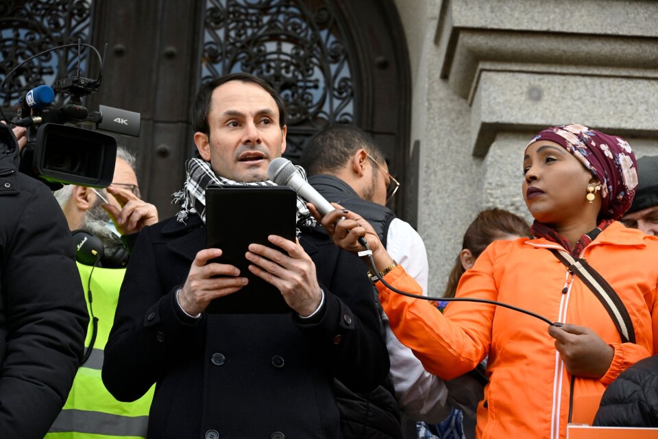 Partiet Nyans partiledare Mikail Yüksel vid en demonstration mot koranbränningar i april.