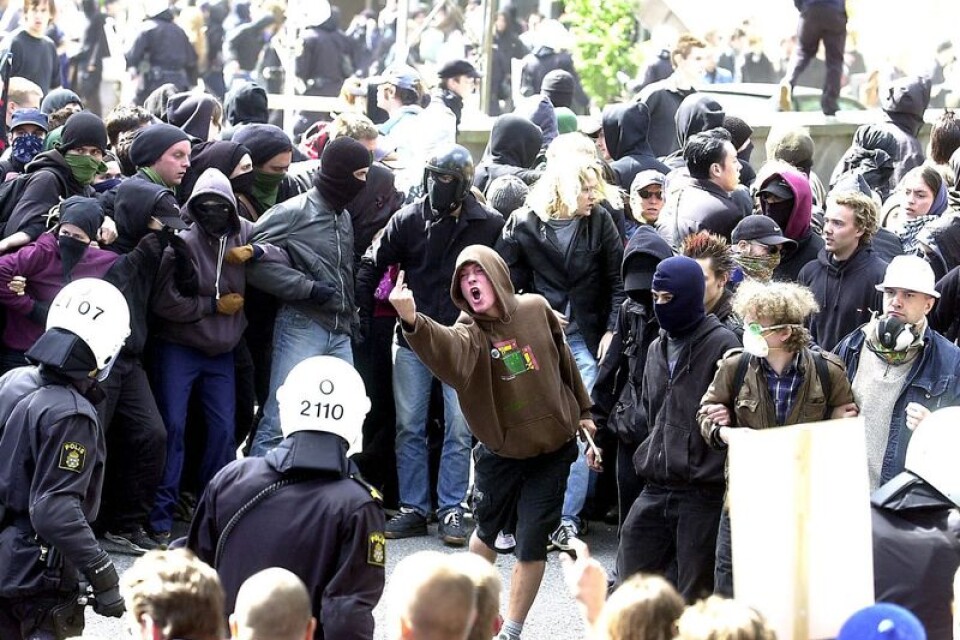 Vid det här laget en klassisk bild. Våldsvänsterns gatstenskastare visade med eftertryck vad de tyckte om att den stora demokratiska gemenskapen EU samlades för toppmöte i Göteborg 2001.
