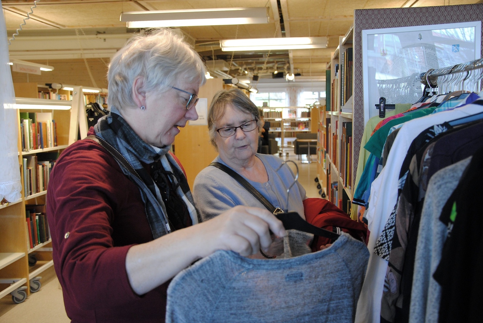 Karin Bengtsson och Anita Levin var på plats under klädbytardagen i biblioteket för att fynda. Foto: Maja Ögren Andersson