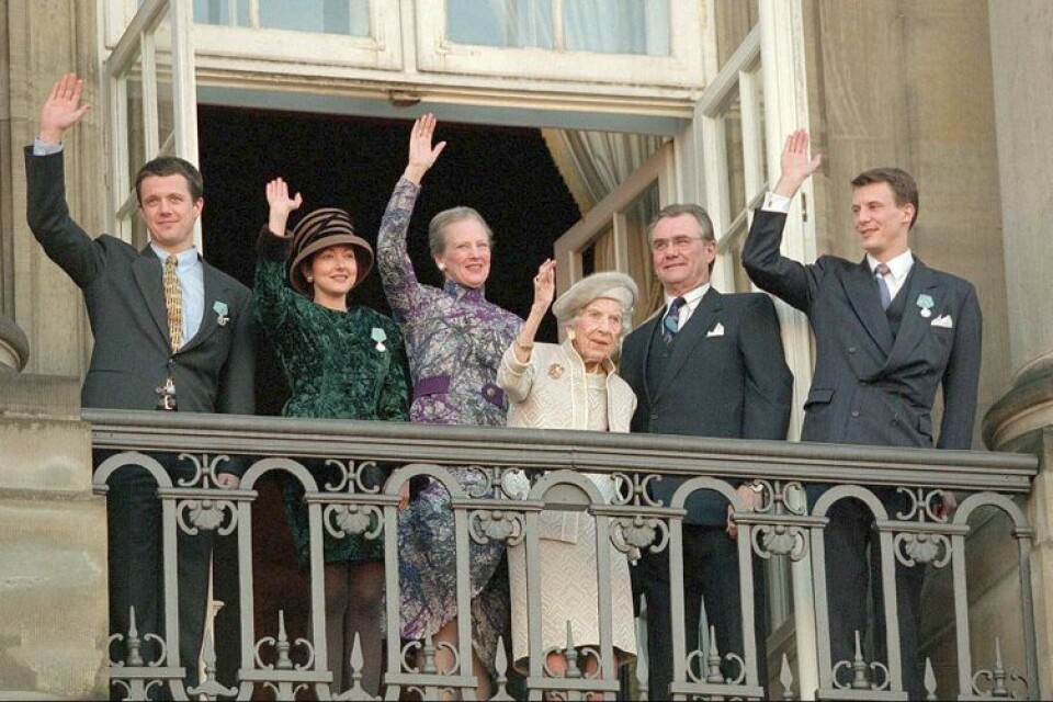 Medlemmar ur den danska kungafamiljen står och vinkar till allmänheten på balkongen till slottet Amalienborg i Köpenhamn 1997. Från vänster kronprins Frederik, prinsessan Alexandra, drottning Margrethe, drottningens mor Ingrid, prins Henrik and prins Joachim. Arkivbild.