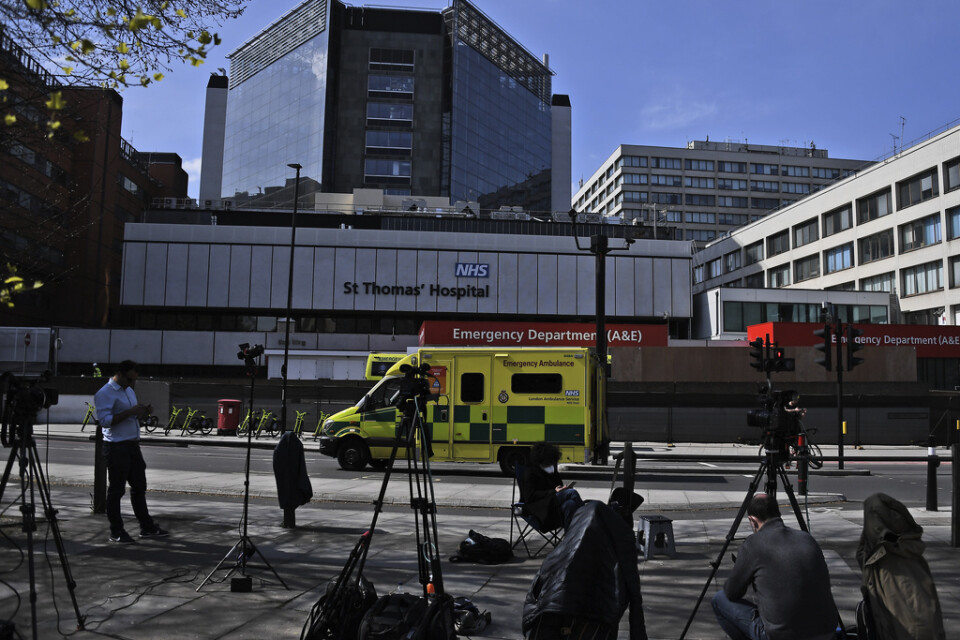 Journalister väntar utanför St Thomas' Hospital i centrala London, där premiärminister Boris Johnson vårdas.