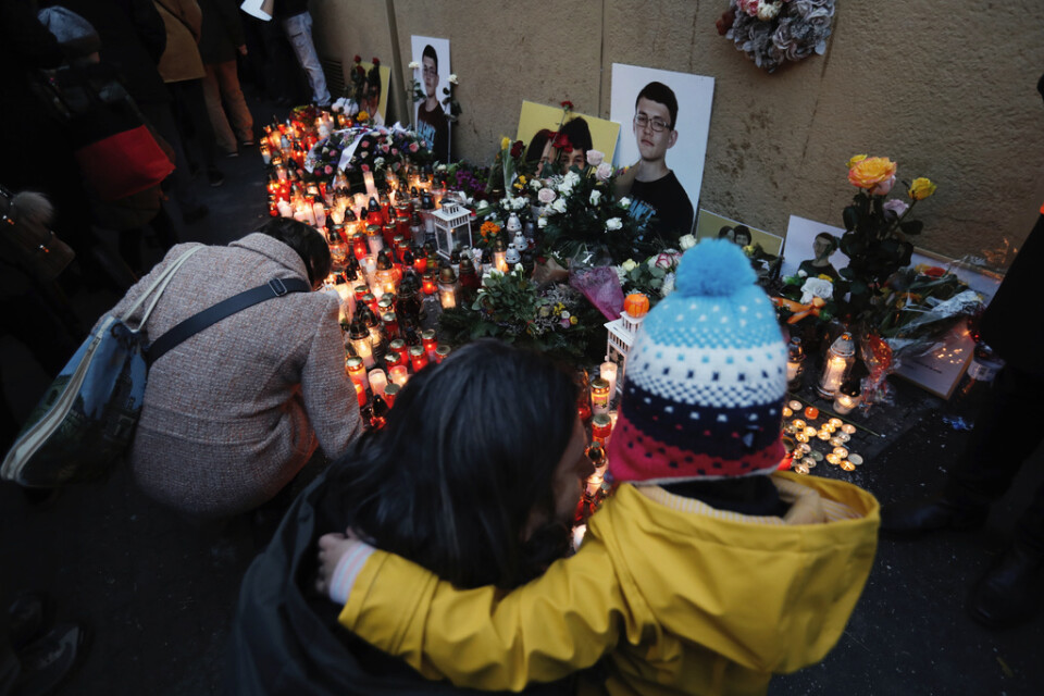 Sörjande tänder ljus för att hedra årsdagen av morden på Jan Kuciak och Martina Kusnirova. Arkivbild.