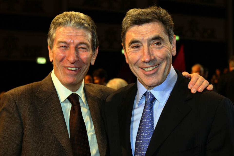 Före detta italienske cykelstjärnan Felice Gimondi (till vänster) har avlidit. Här med en annan cykelstjärna, belgaren Eddie Merckx. Arkivbild.