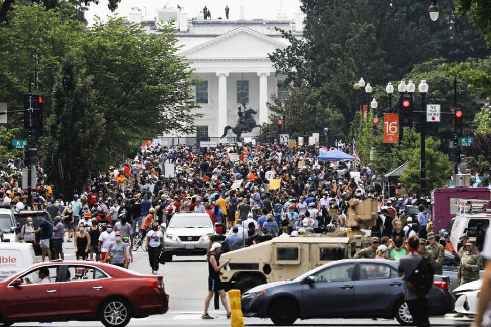 Demonstranter i USA:s huvudstad Washington|DC på lördagen. Stadens polischef bedömer att det kan bli den största protesten i stadens historia och stora avspärrningar har gjorts framför Vita huset.