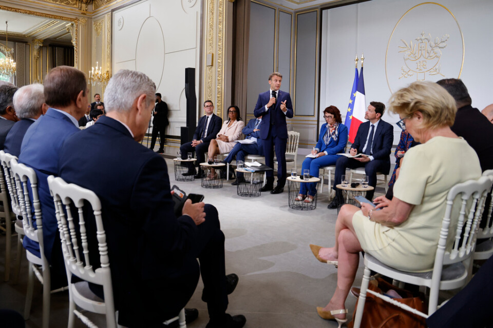 Frankrikes president Emmanuel Macron under ett möte med de borgmästare runt om i Frankrike som drabbades av upploppen i juni. Arkivbild.
