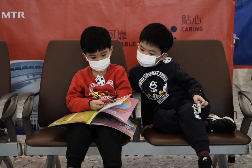 Viruset har spridit sig både i och utanför Kina. Här är tågpassagerare med ansiktsmask på en station i Hongkong.