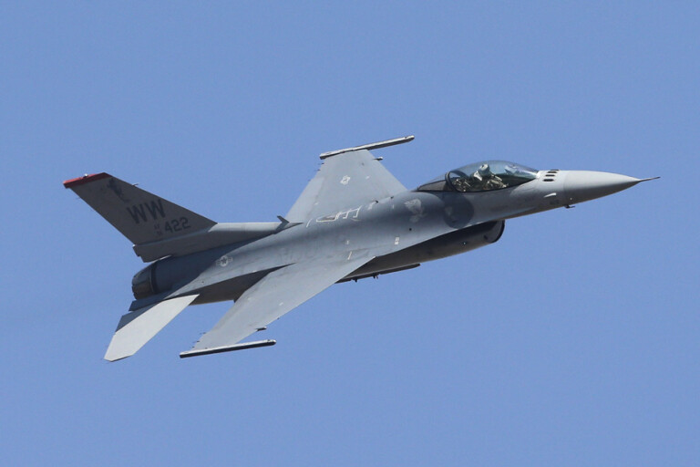 Polen öppnar för att skicka F-16 till Ukraina