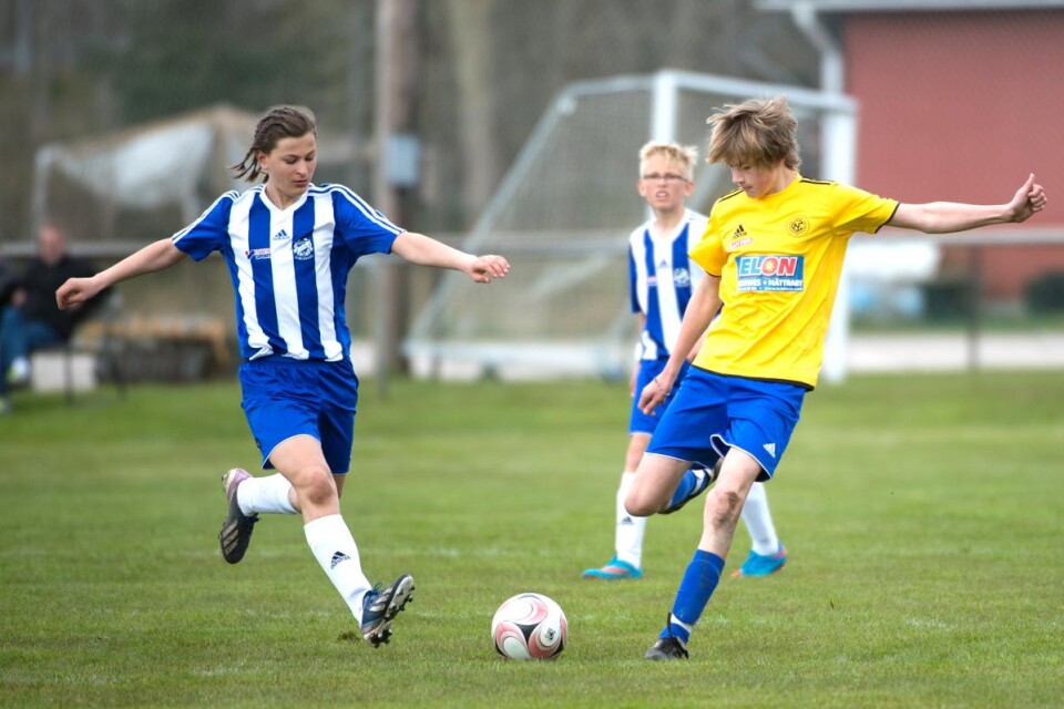 IFK Karlshamns Albin Maliqi försöker få undan bollen. Foto: Jonas Gustafsson