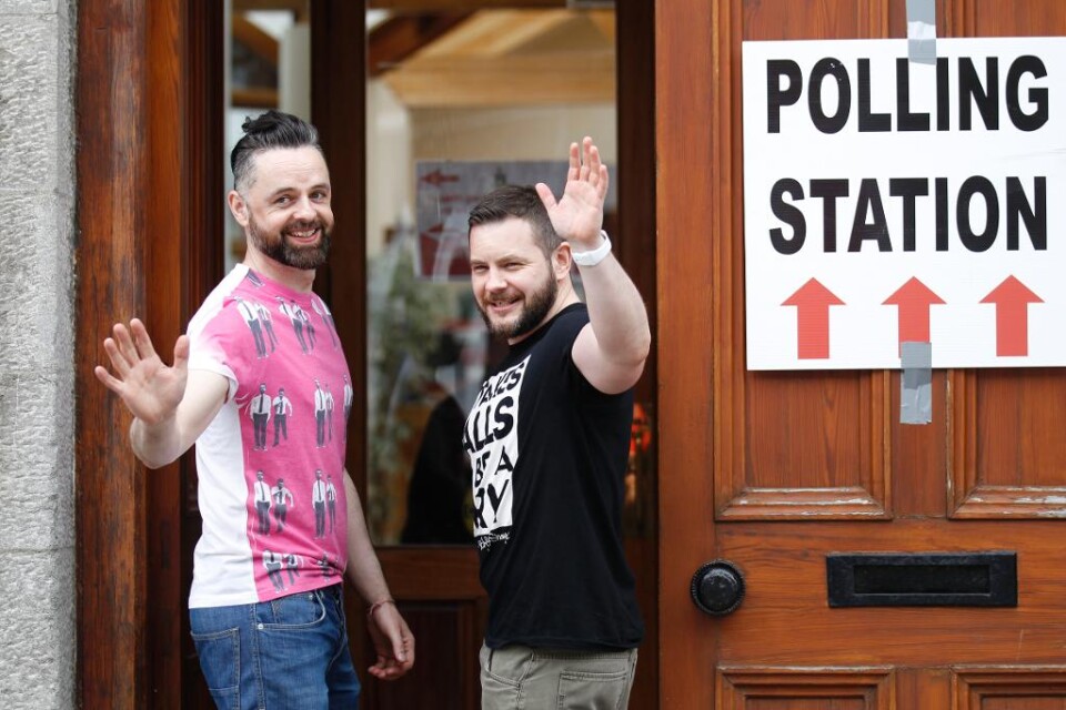 Irland väntar med spänning på resultatet av folkomröstningen om homoäktenskap. Rösträkningen inleds klockan 9 och resultat beräknas komma i eftermiddag, då anhängare till ja-sidan tros strömma till Dublins slott. Omkring 3,2 miljoner människor var röst