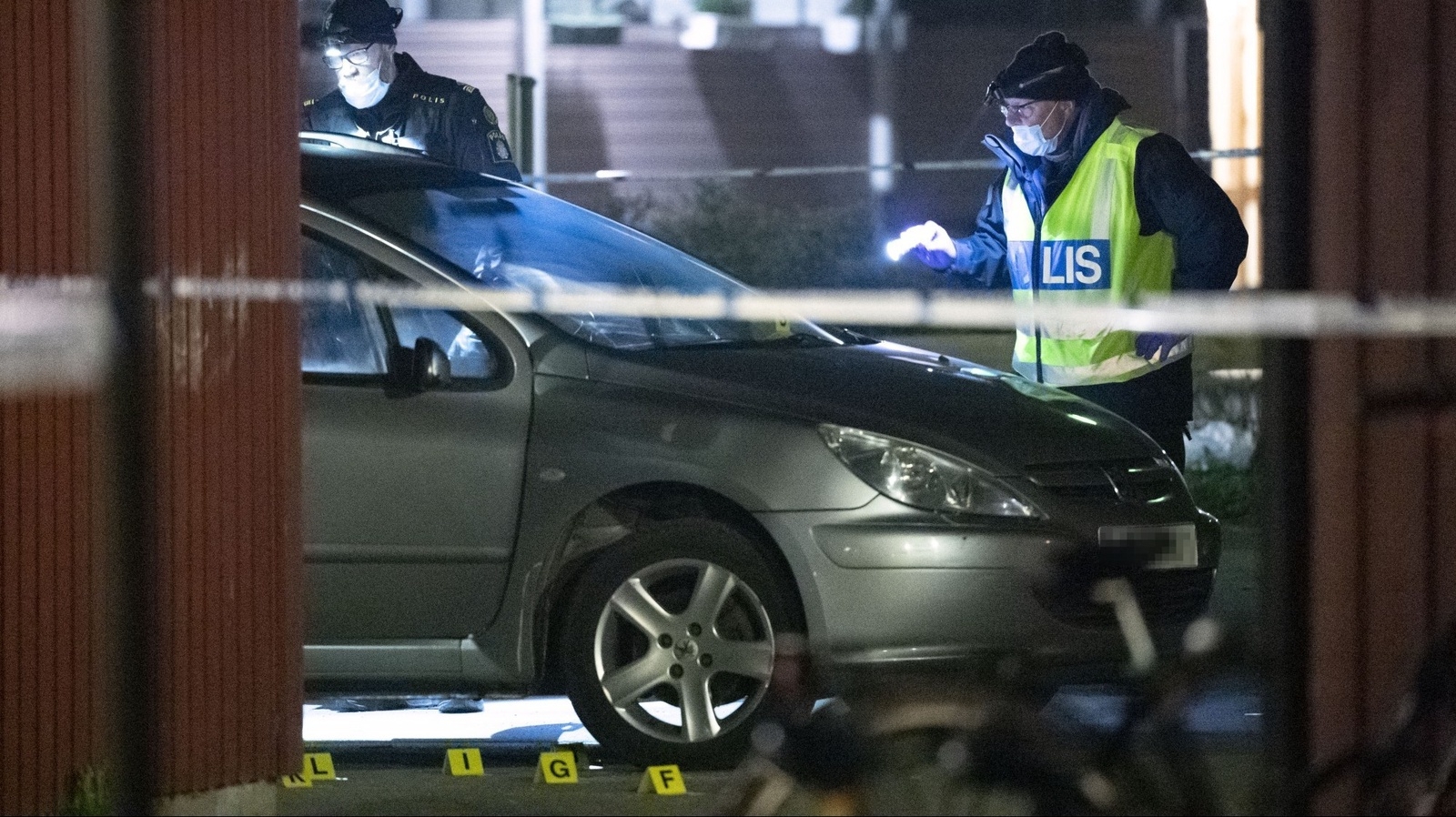 Polisens kriminaltekniker undersöker en bil på Tränsgatan i Helsingborg tidigt på söndagsmorgonen.  
Foto: Johan Nilsson / TT