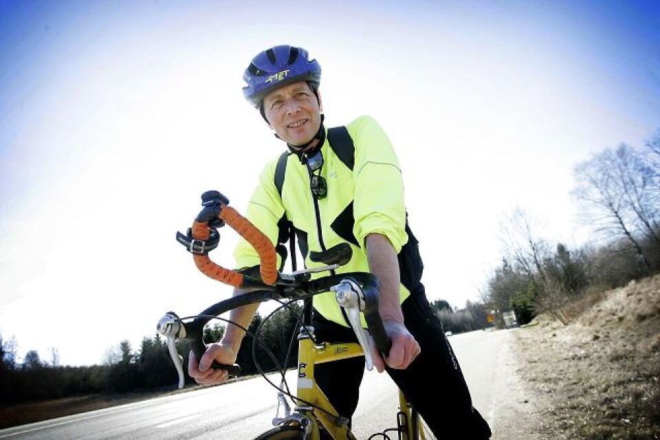När våren kommer dyker ofta den här mannen upp som ett vårtecken. Ulf Bjuremar på sin cykel mellan Tyringe och Perstorp. sedan 1979 har han cyklat mellan hem och arbetsplats. Totalt har det blivit över 12 000 mil. Foto: ULRIKA G OTTVALL