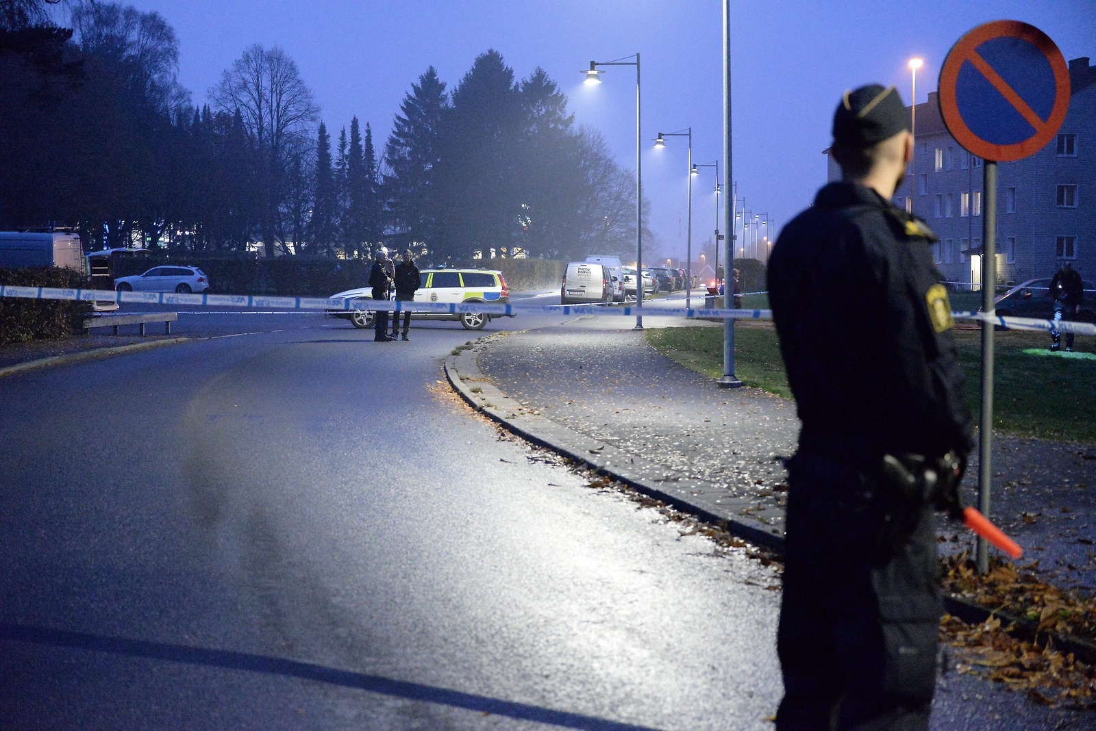 En polis höll vakt medan kollegor genomförde en teknisk undersökning på platsen. Även grannar hördes under den sena eftermiddagen. Foto: Kristina Höjendal